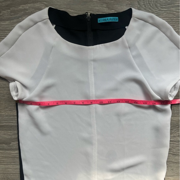 Alice + Olivia White Black Semi Sheer Short Sleeve Spring Summer Top Size M - Picture 8 of 8